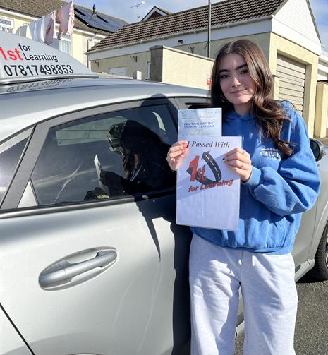 Olivia was over the moon when she drove to her full licence. With only 3 minor driver errors she got the freedom of the roads and longer in bed. See you out on the roads.
Akan